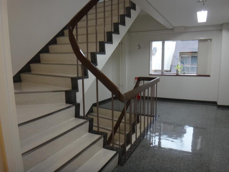 西天満大治ビル 大阪の貸事務所,賃貸オフィス階段